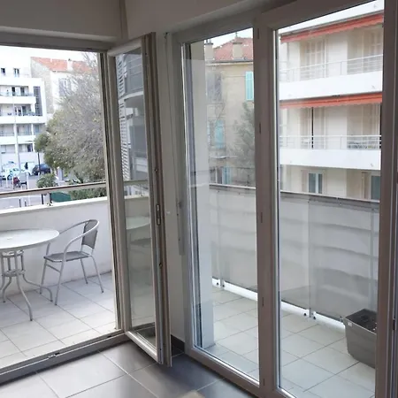 Large Bright Studio With Terrace In The Center Of Antibes Antibes