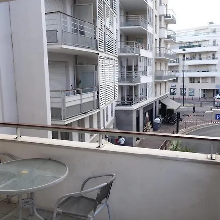 Large Bright Studio With Terrace In The Center Of Antibes *